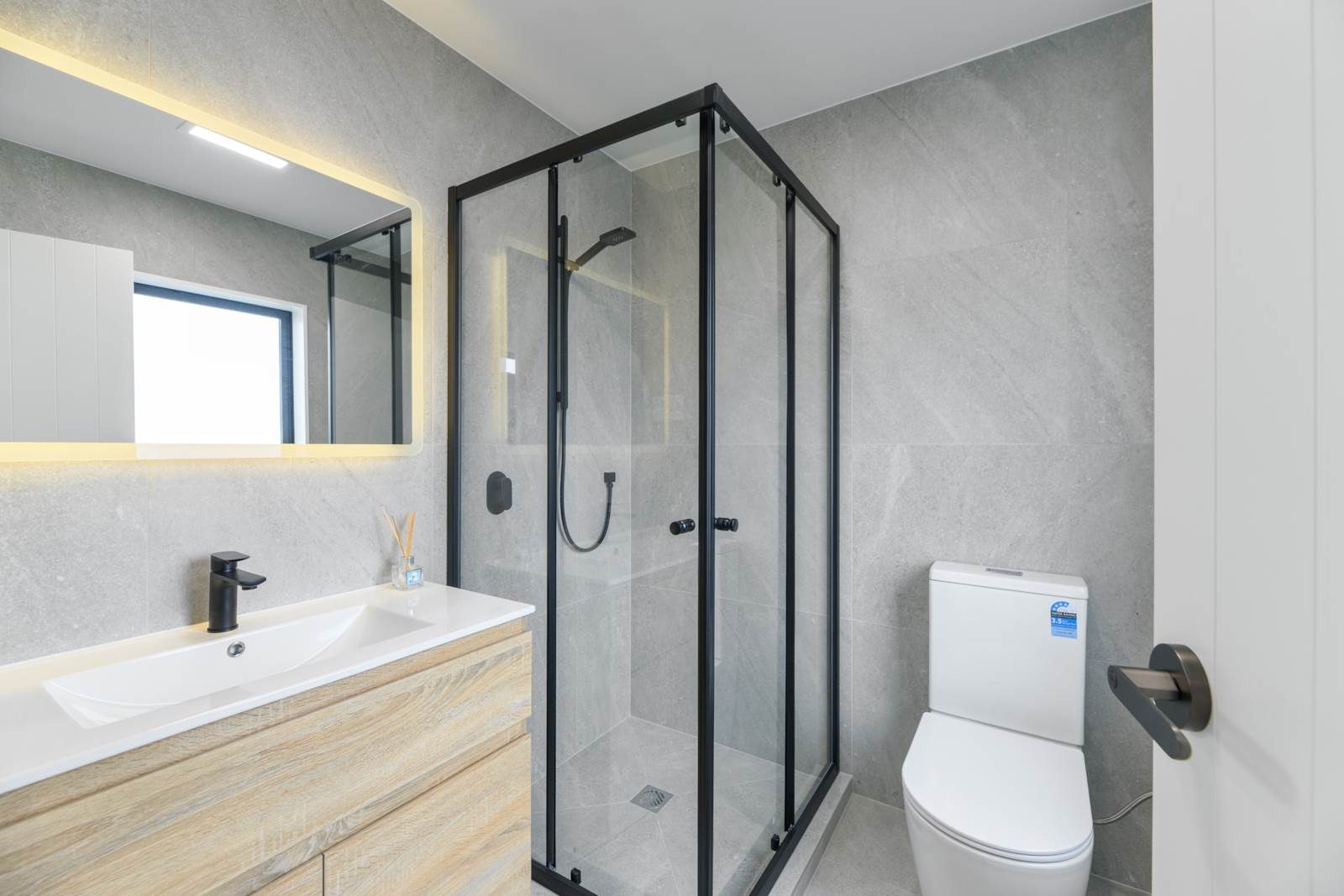 Big Modern Home in Westlake Zones — slide 17