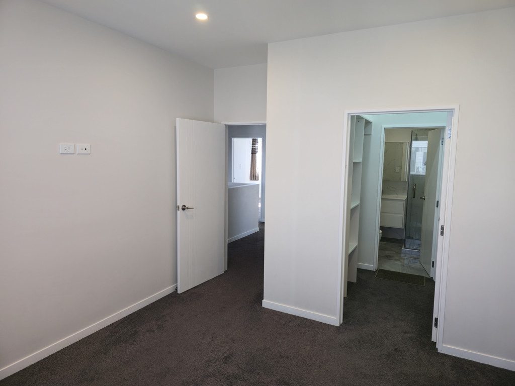 Stylish Freehold Living in the Heart of Takanini — slide 7