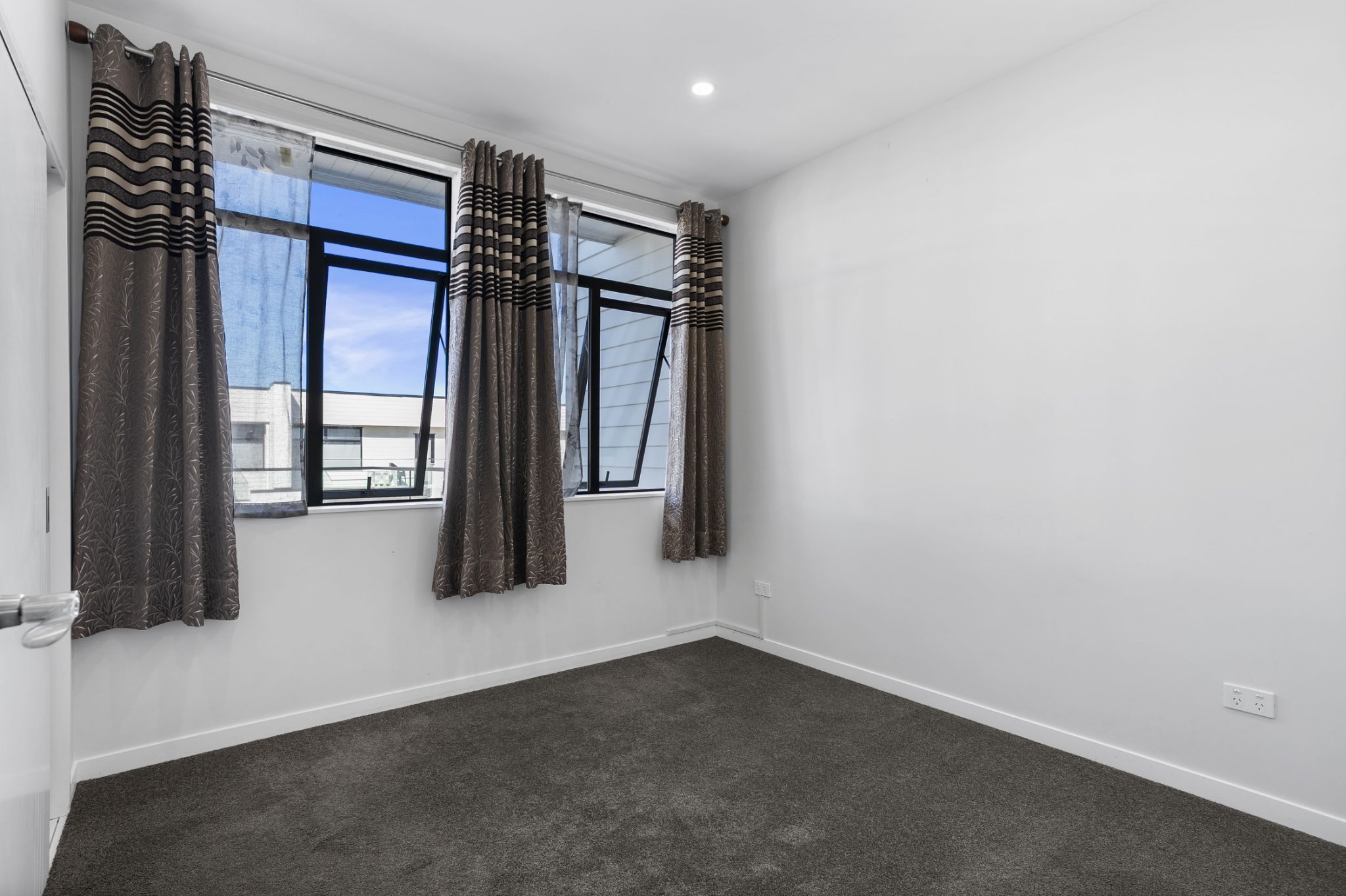 Stylish Freehold Living in the Heart of Takanini — slide 10