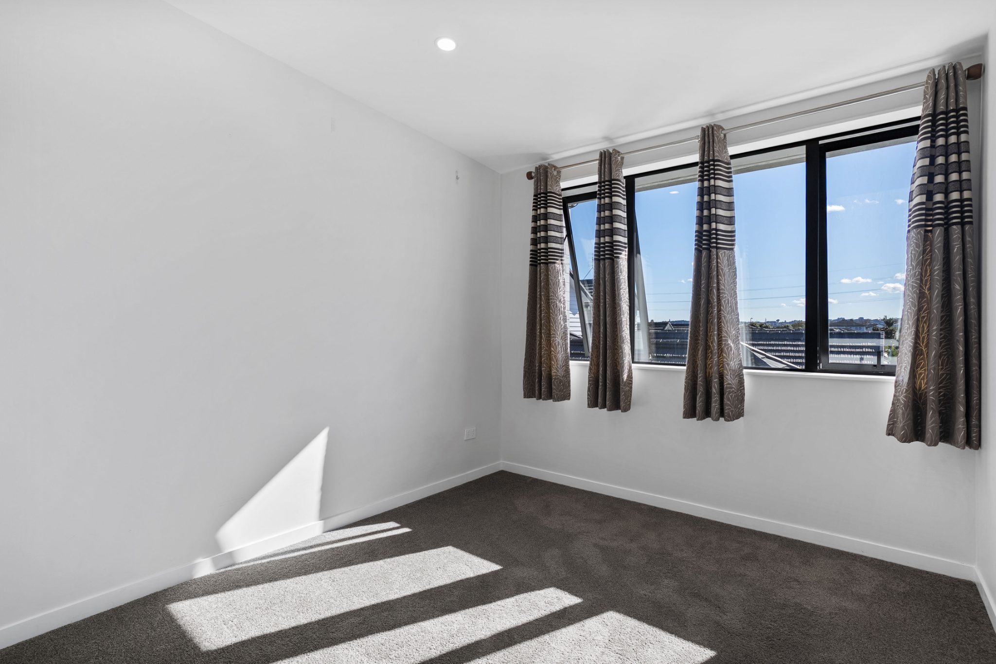 Stylish Freehold Living in the Heart of Takanini — slide 11