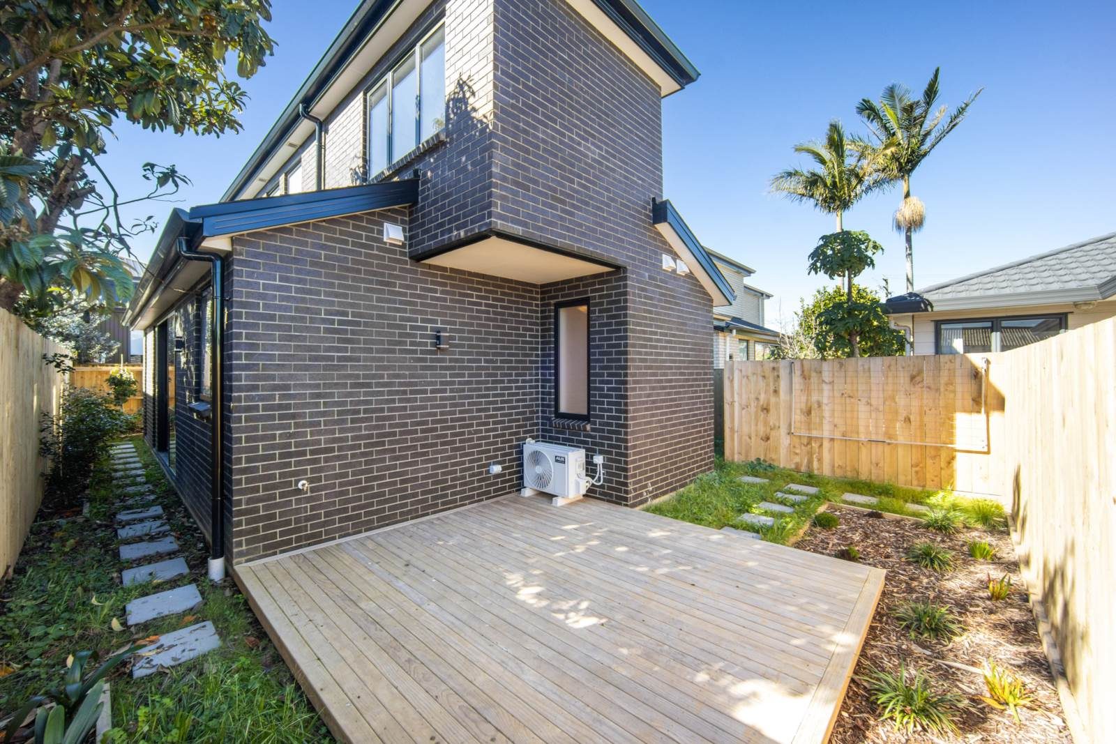 Ultimate Family Fortress: Brand New & Full Brick — slide 6