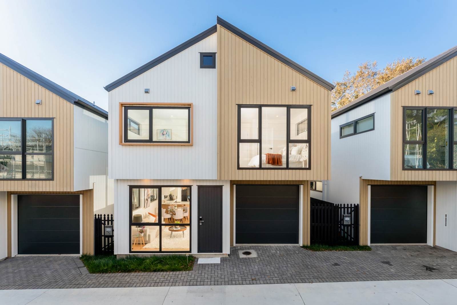 Standalone with garage! — slide 1