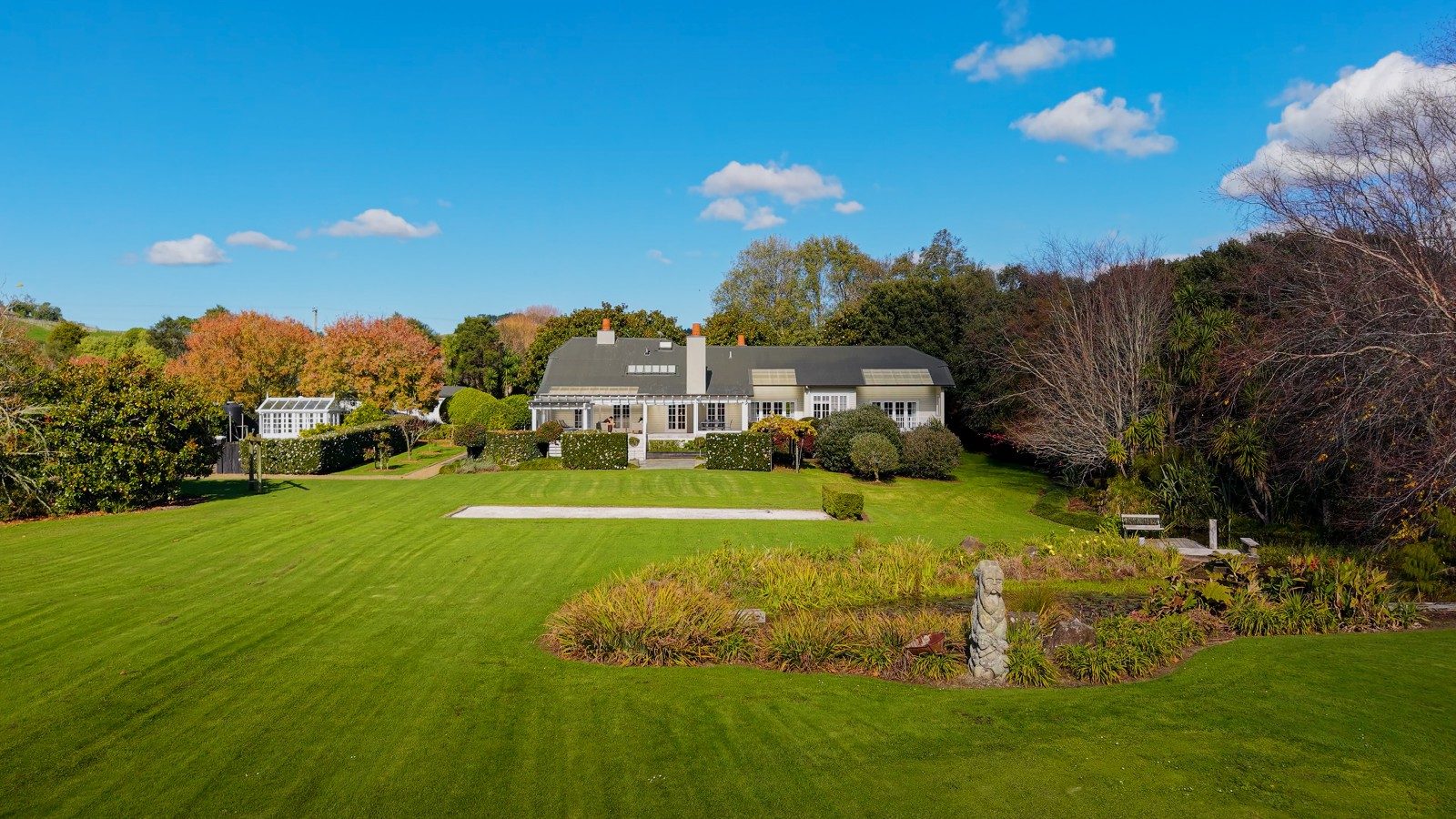 OWNERS RELOCTATING - SALE REQUIRED! — slide 2