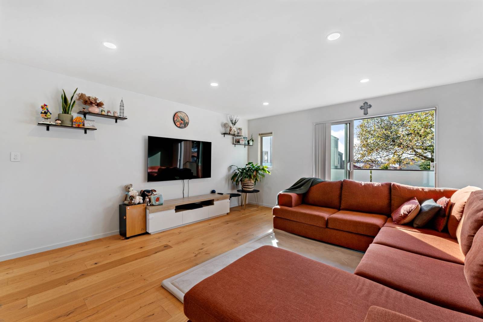 Stylish, Low-Maintenance Living in Mt Roskil — slide 2