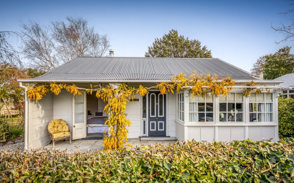 Storybook Cottage Living in the Heart of Sheffield — slide 1