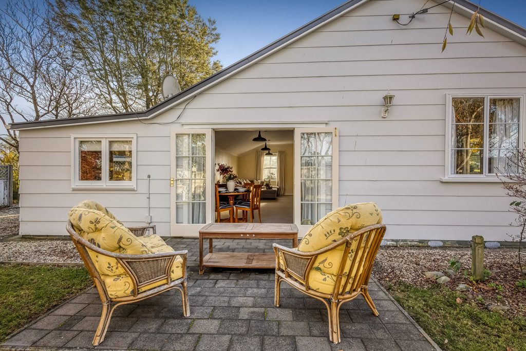 Storybook Cottage Living in the Heart of Sheffield — slide 5
