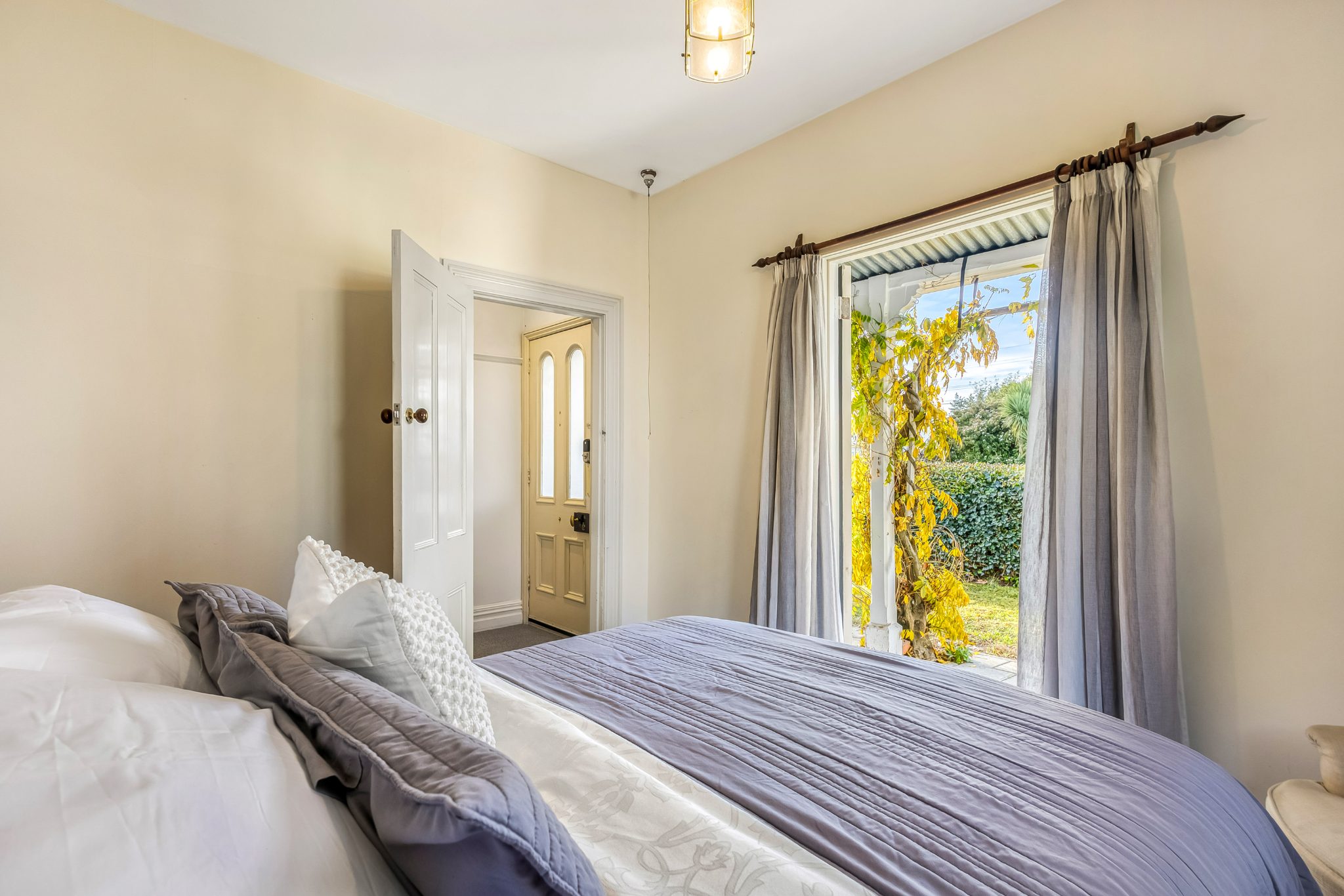 Storybook Cottage Living in the Heart of Sheffield — slide 6