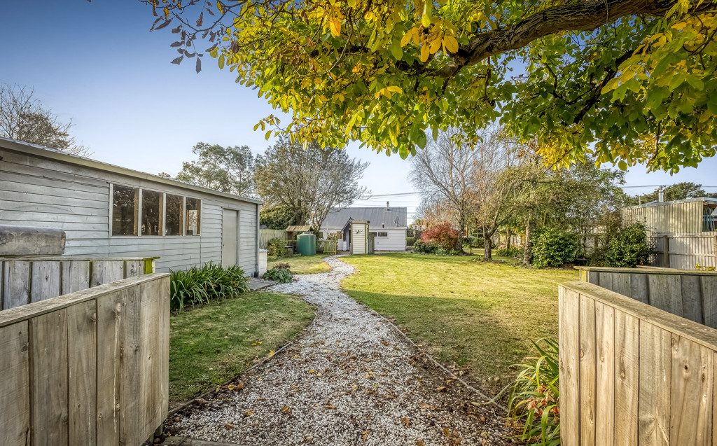 Storybook Cottage Living in the Heart of Sheffield — slide 11