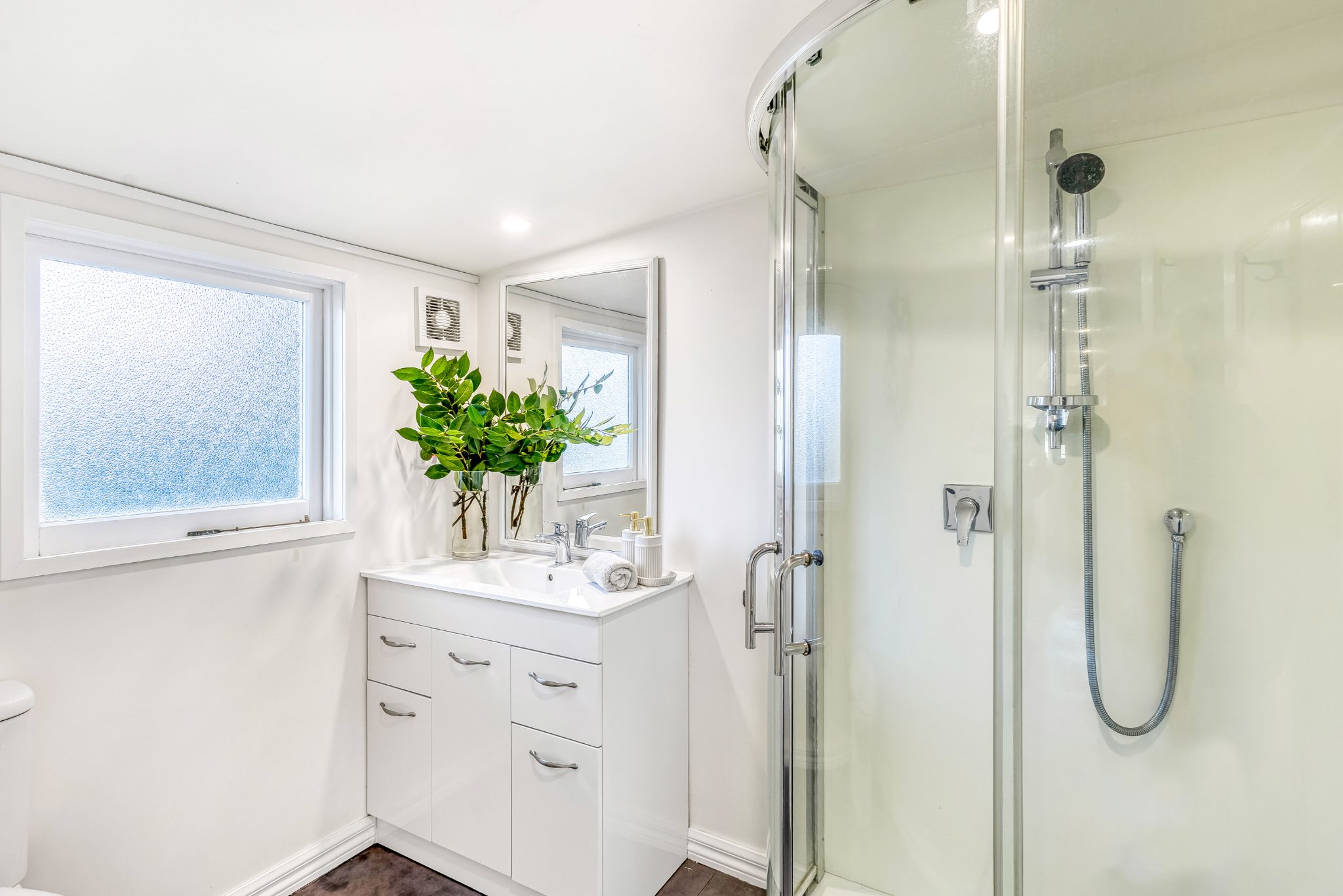Storybook Cottage Living in the Heart of Sheffield — slide 13