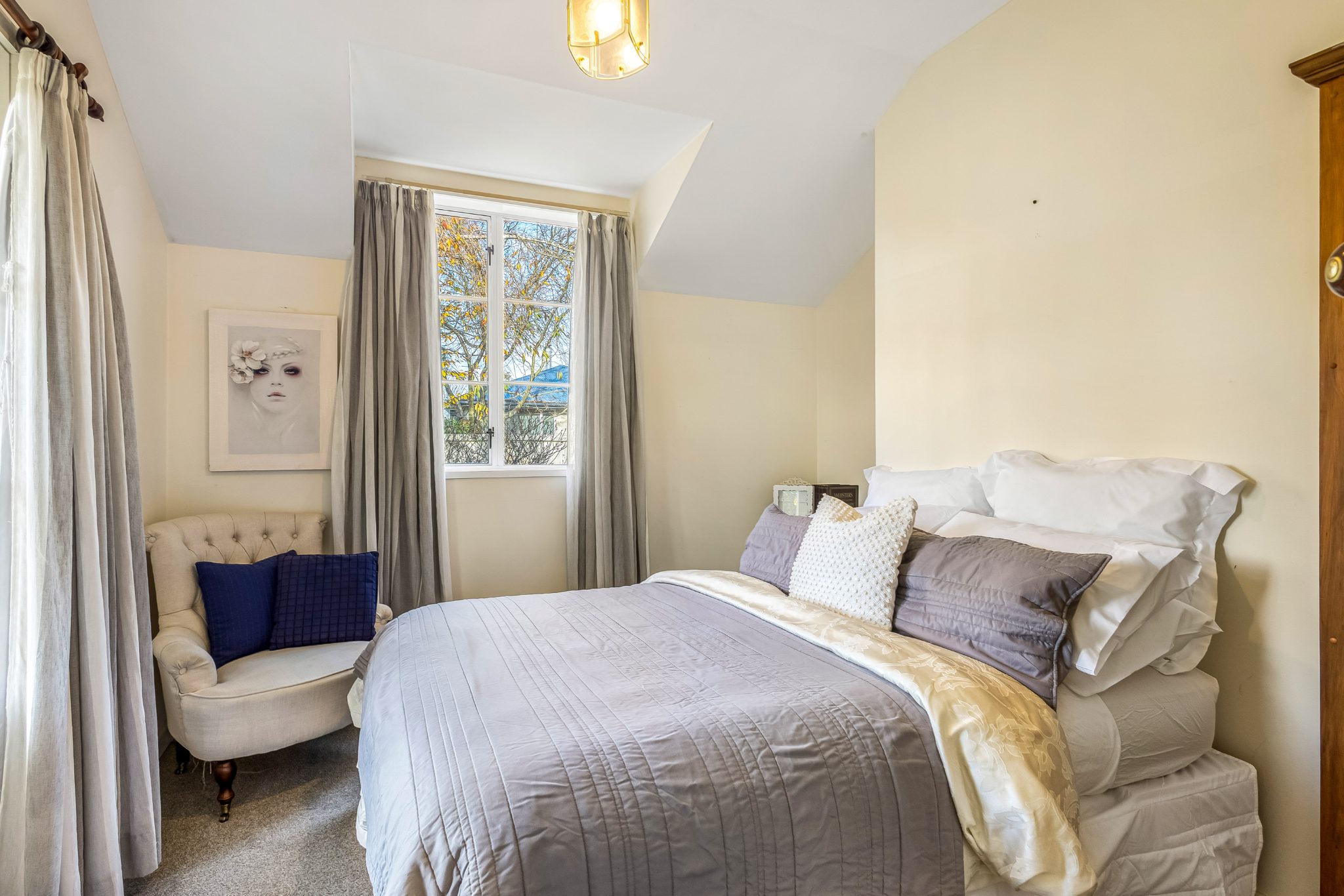 Storybook Cottage Living in the Heart of Sheffield — slide 16