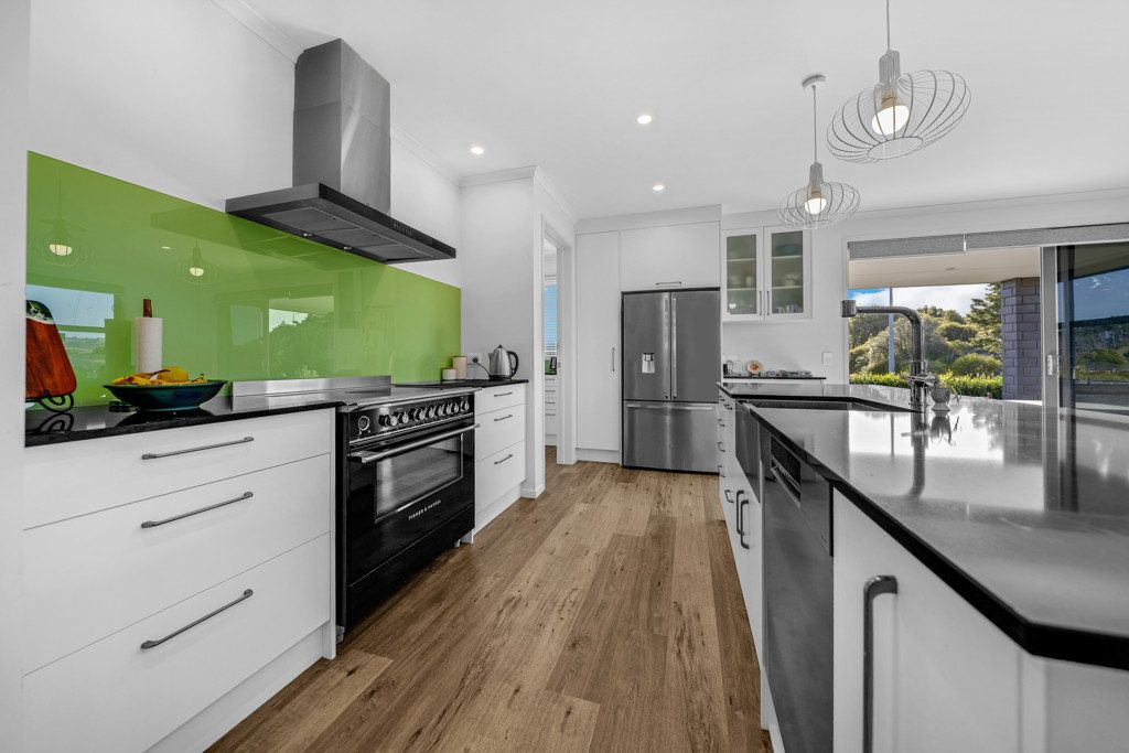 6 Bedrooms & 4 Plus Garaging! — slide 2