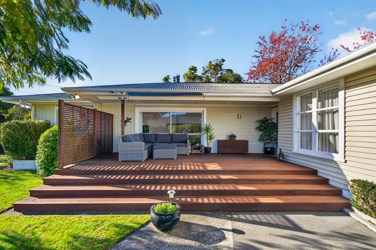 A Home That’s Easy to Love - BEO $679,000 — slide 2