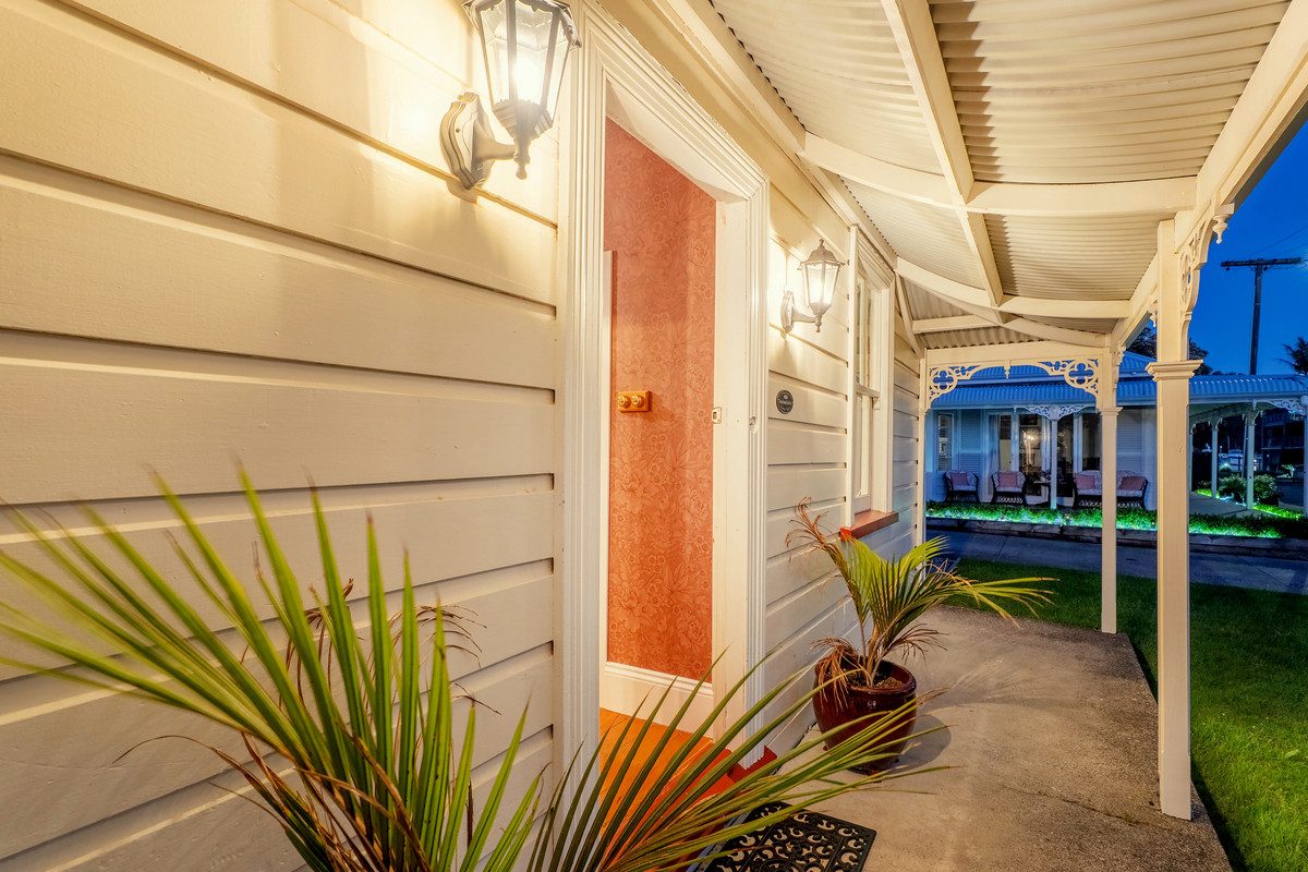 PRICE REDUCED MODERN VINTAGE CENTRAL CBD & BEACH — slide 2