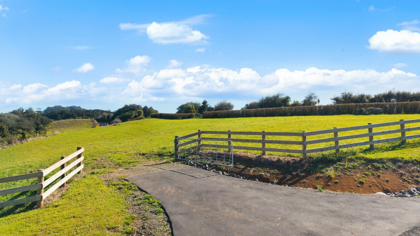 Superb location - No covenants — slide 2