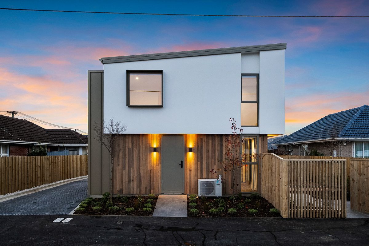 Priced Under Valuation! Minutes From Hagley Park — slide 2