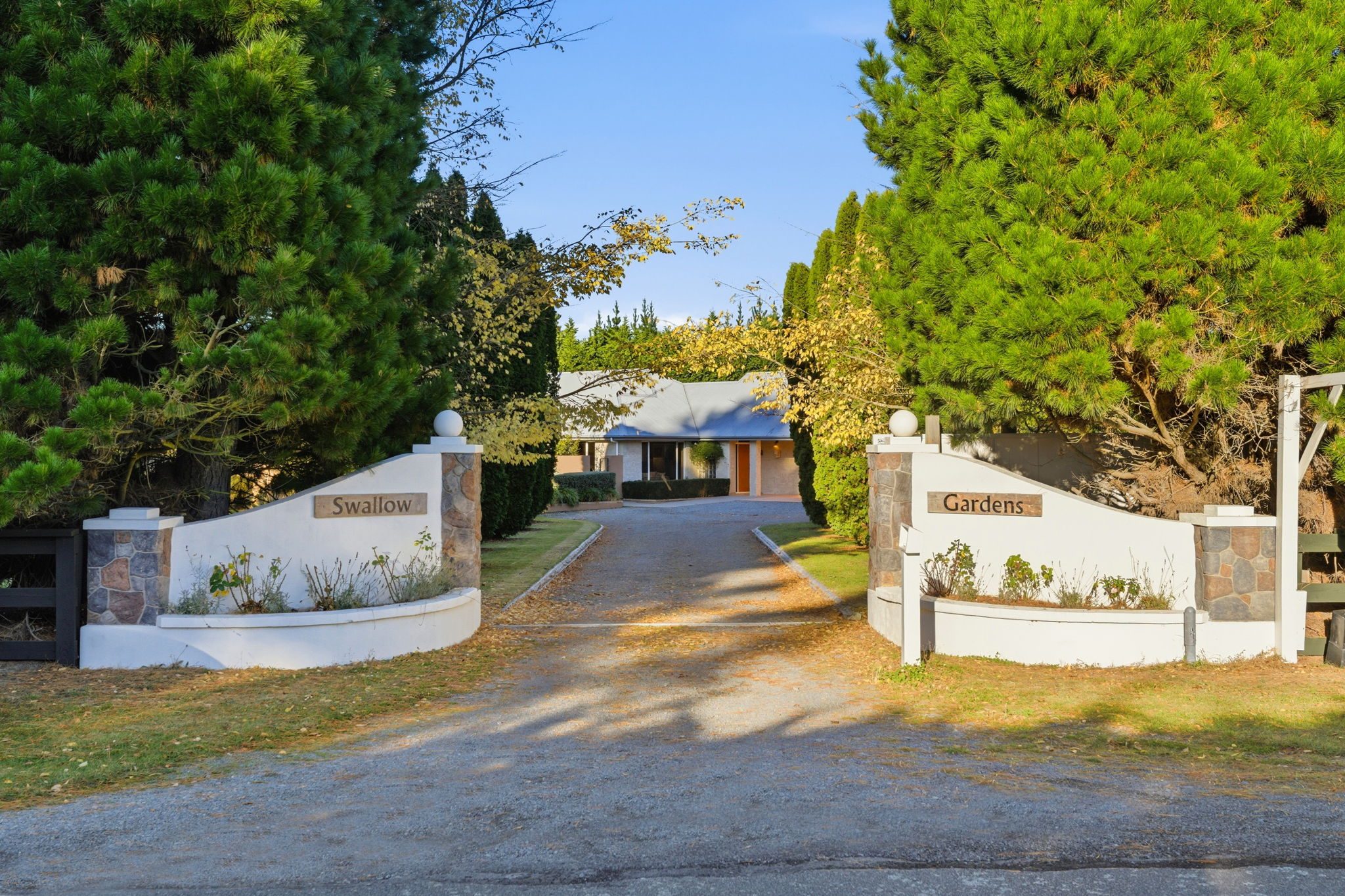 Heavenly home + 2 bedroom cottage & great income. — slide 2
