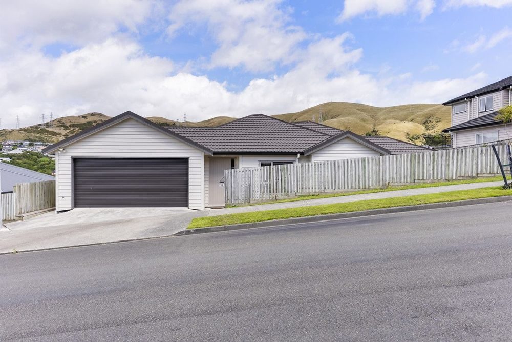 SINGLE LEVEL & A GREAT LOCATION — slide 2