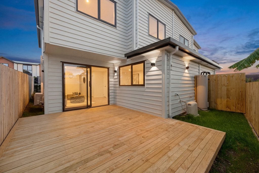DUPLEX 4 BEDROOM PLUS GARAGE — slide 1