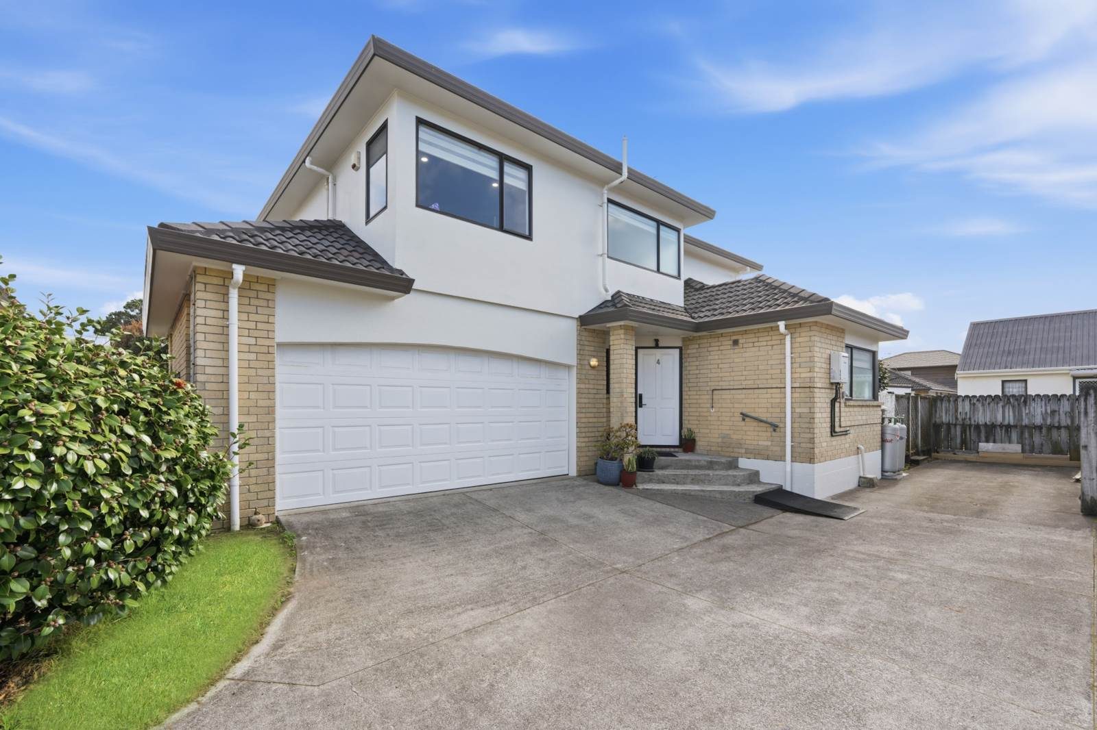 Sun Filled Family Living in Prime Howick Position — slide 2