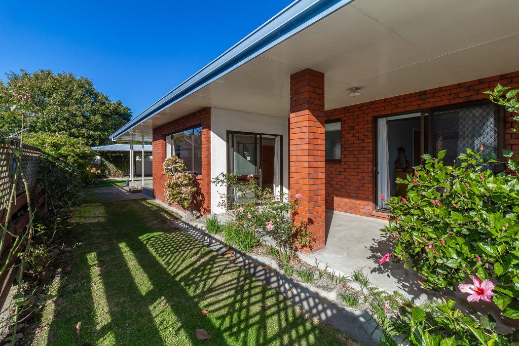 Estate Sale - Big Home, Prime EIT Location — slide 2