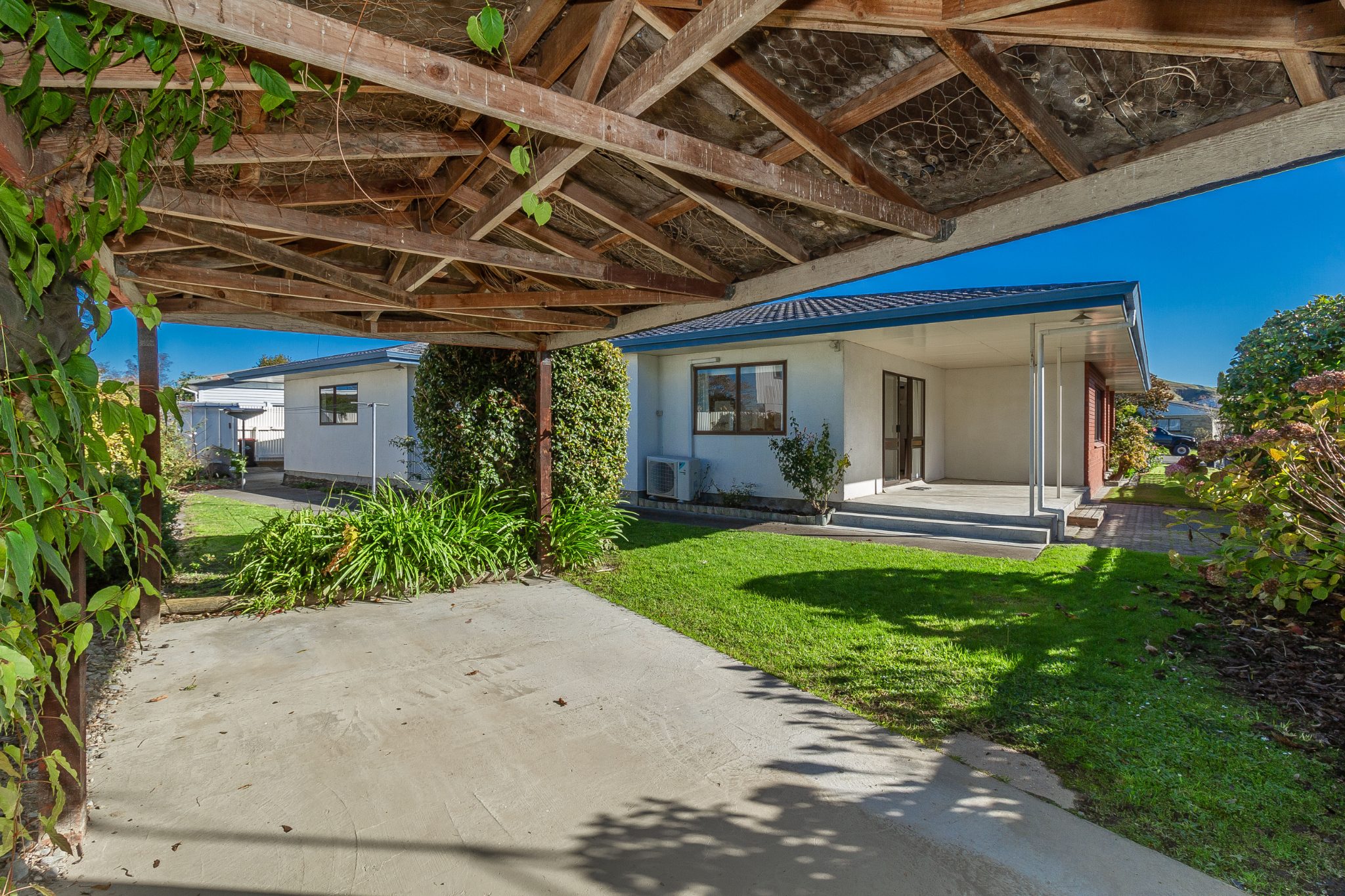 Estate Sale - Big Home, Prime EIT Location — slide 19