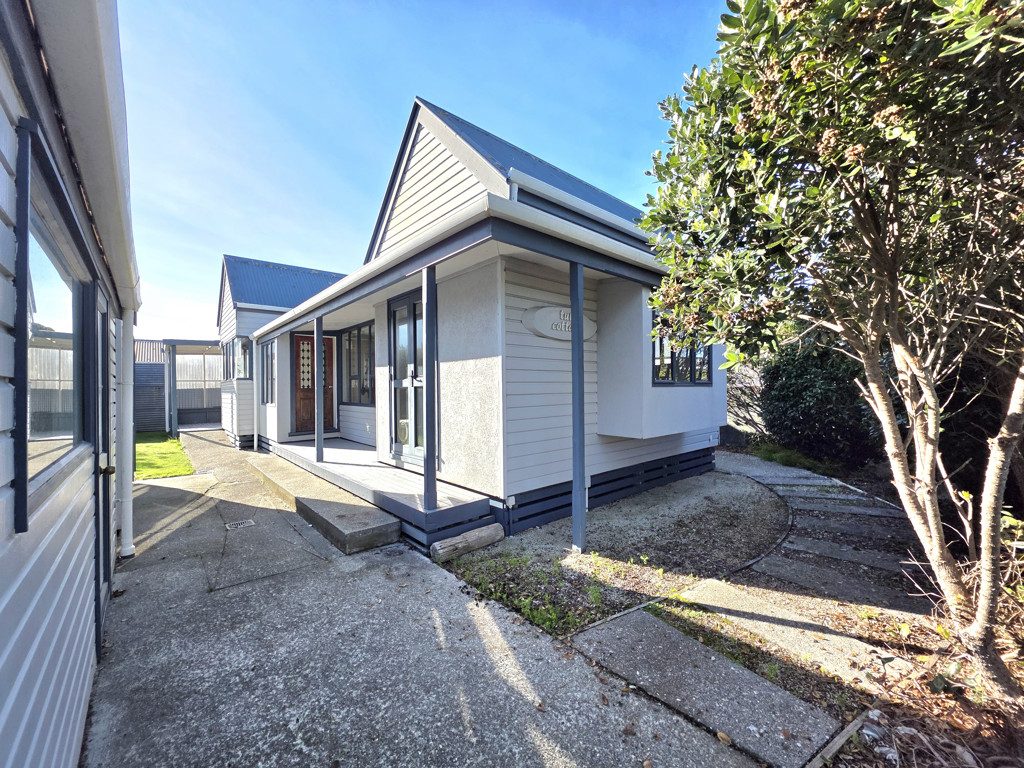 Easy-Care Living in the Heart of Hokitika — slide 2