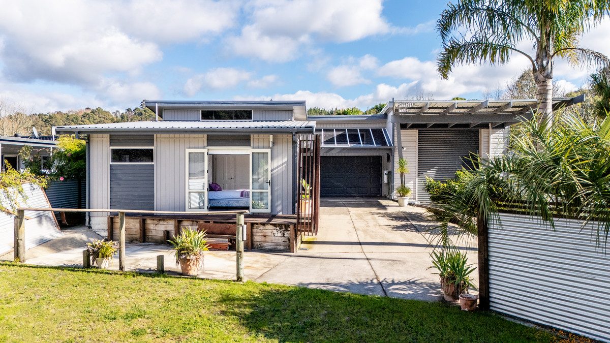 Must Be Sold - Vacant & Ready Now — slide 2