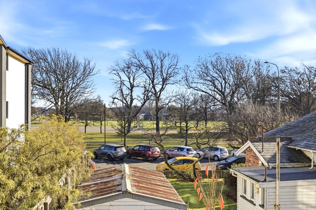 Safe & Secure, With Hagley Park Views — slide 2