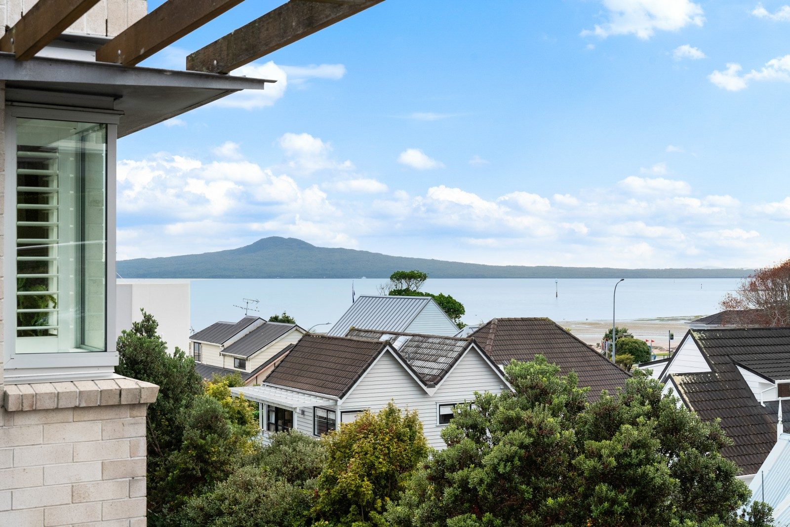 St Heliers luxury penthouse with sunset views — slide 2