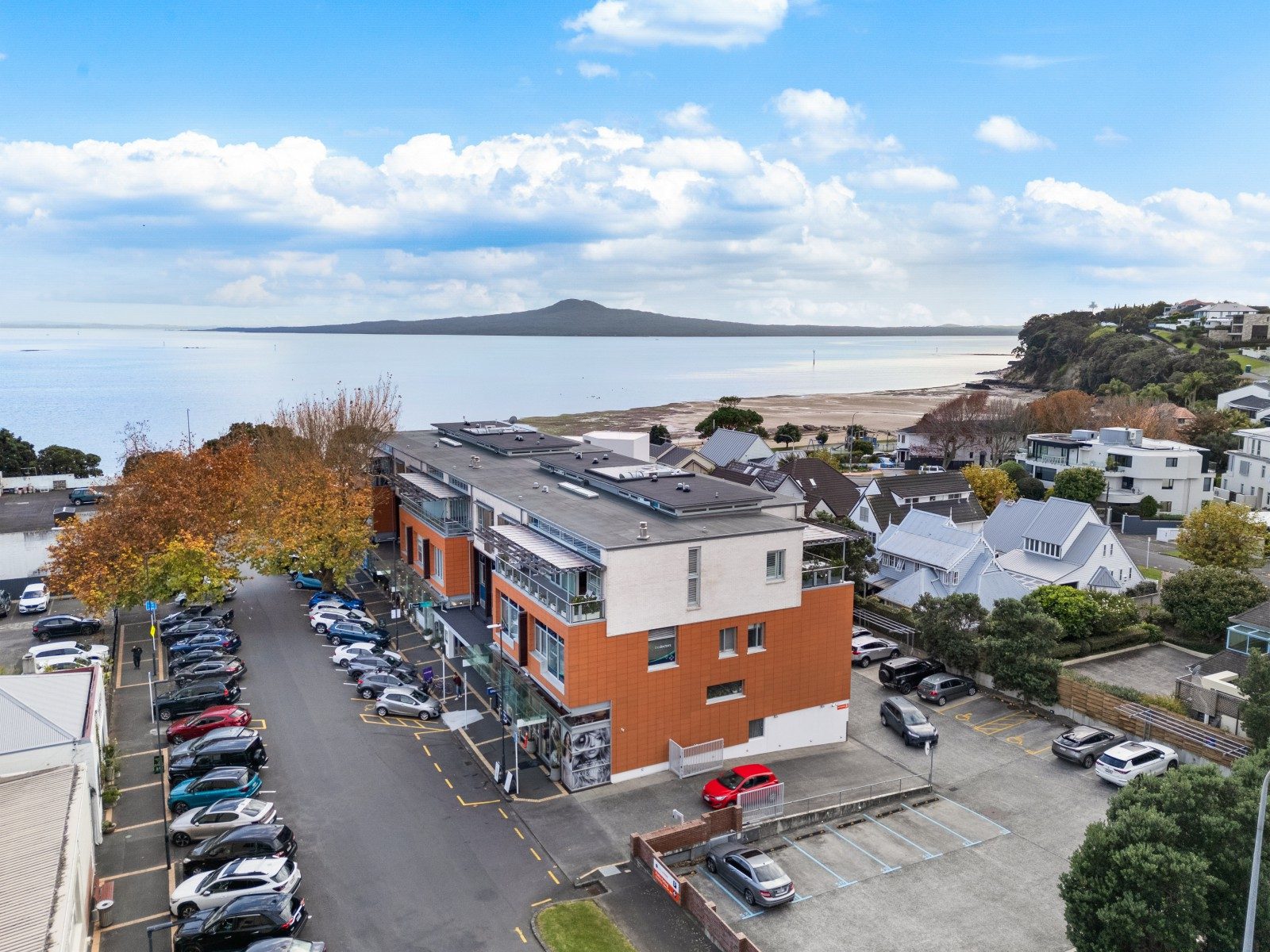 St Heliers luxury penthouse with sunset views — slide 28