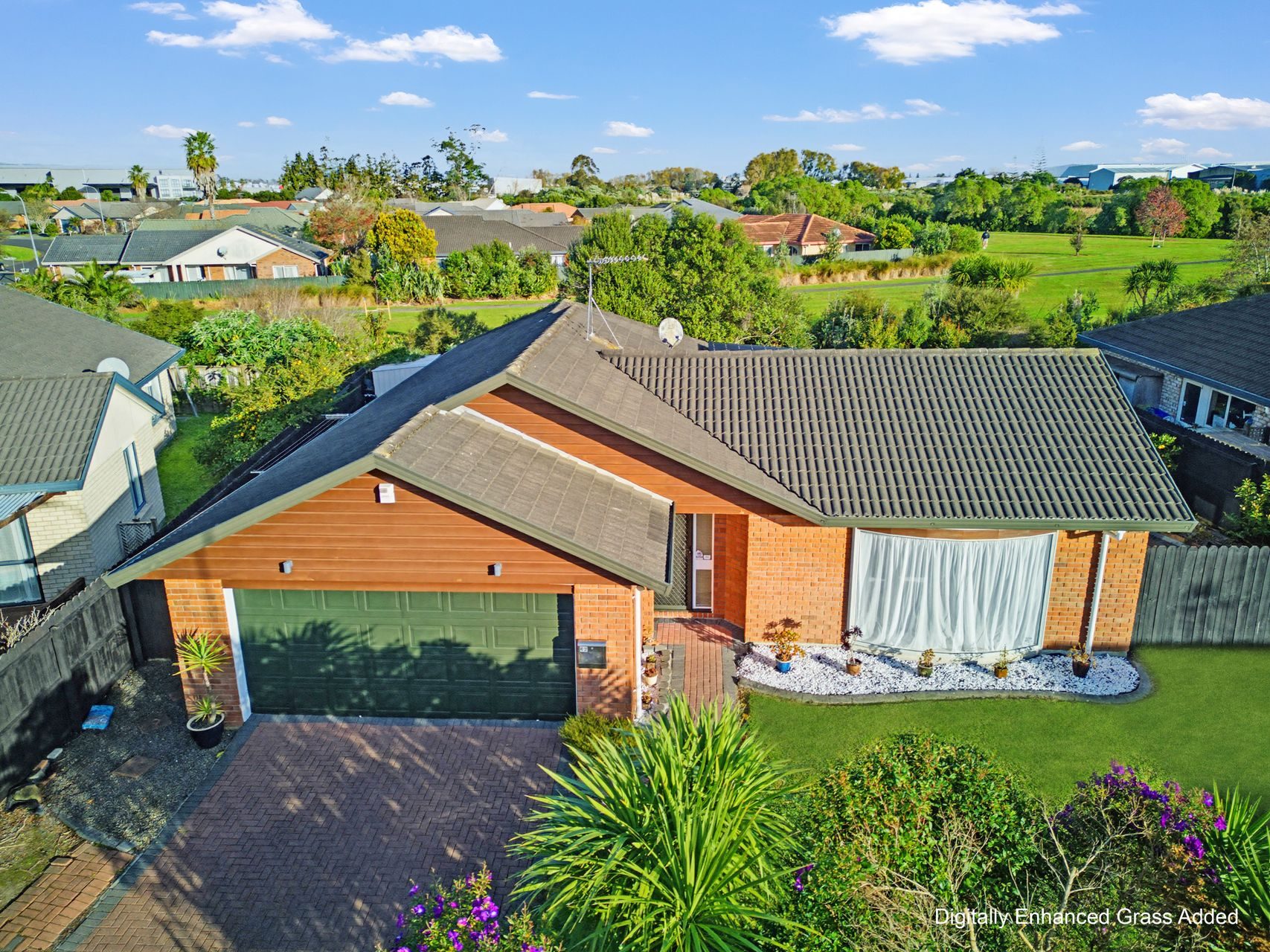 Brick & Tile with two Lounges in Randwick Park — slide 2