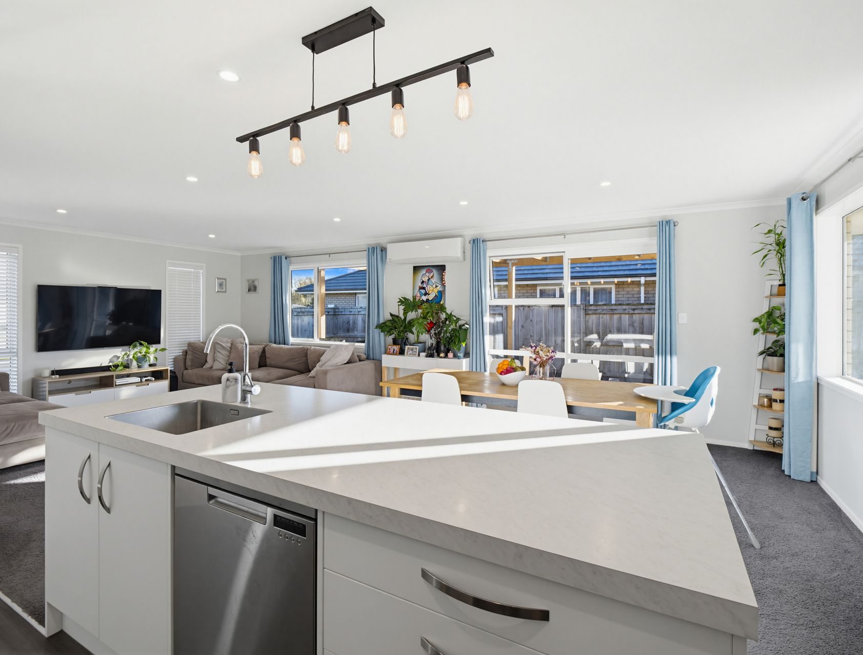 Modern comfort. Smart living. Easy-care ownership. — slide 1