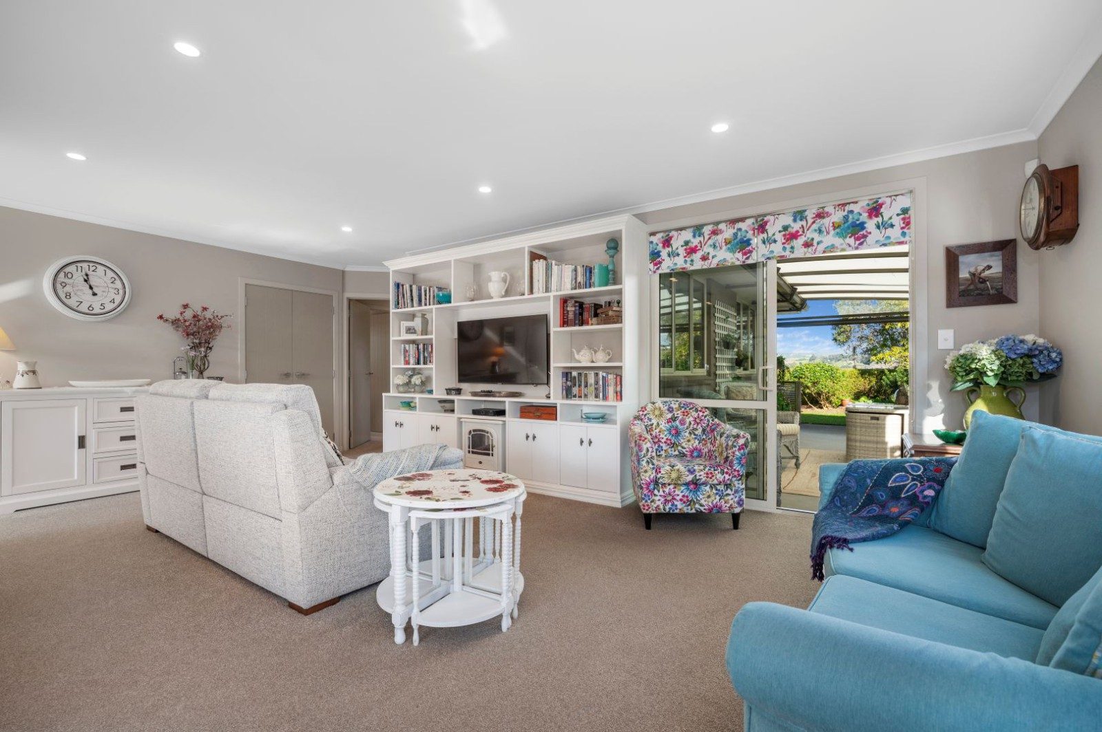 Relaxed Living with Country Garden Feel — slide 2