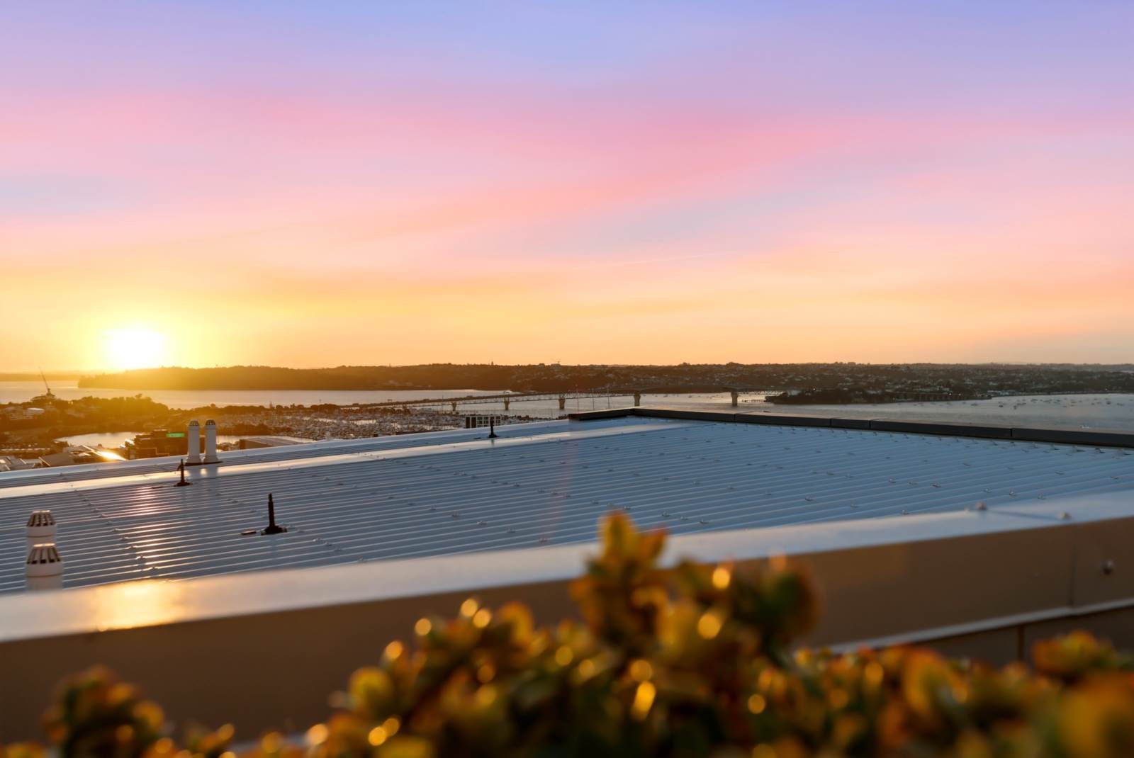 Sky Tower & Harbour Views – Penthouse Must Be Sold — slide 2