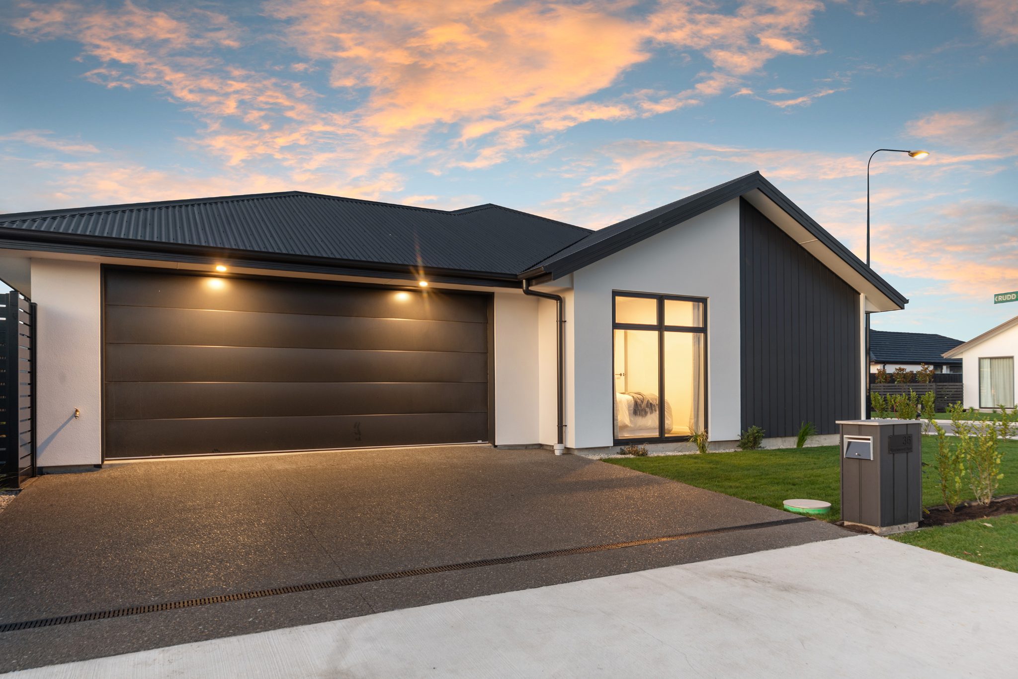 Contemporary Comfort in Ravenswood — slide 29