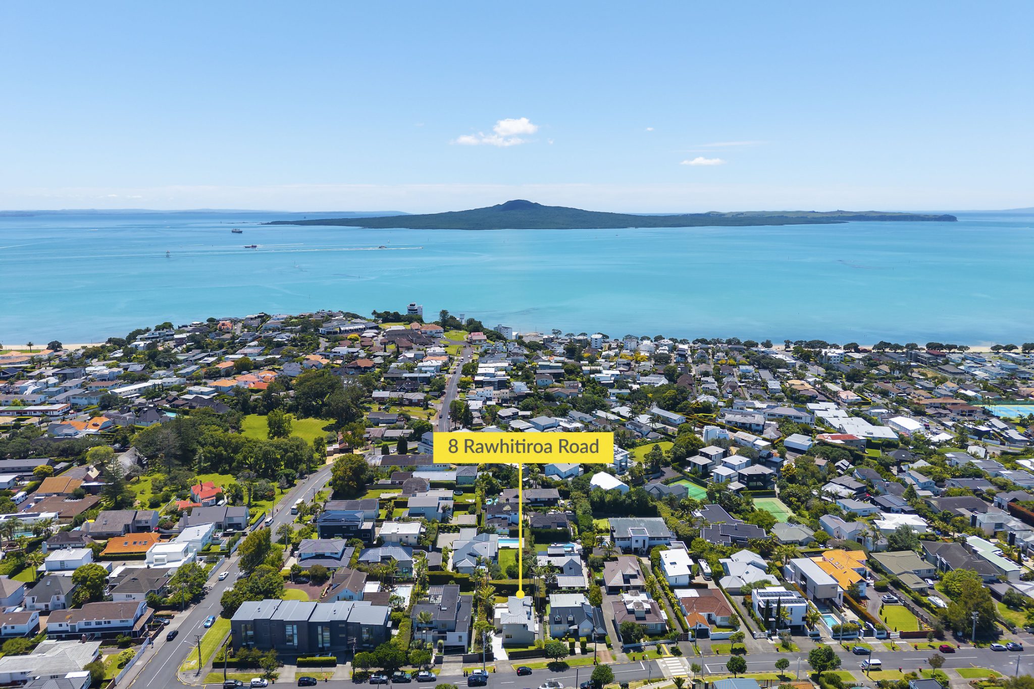 BAYS FAMILY LIVING - VIEWS, SPACE, LOCATION — slide 1
