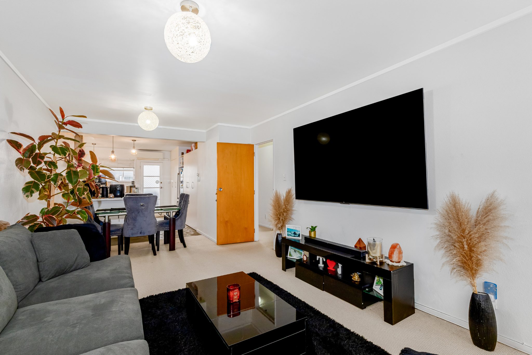 PERFECTLY POSITIONED ON THE FLAT IN MIRAMAR — slide 2