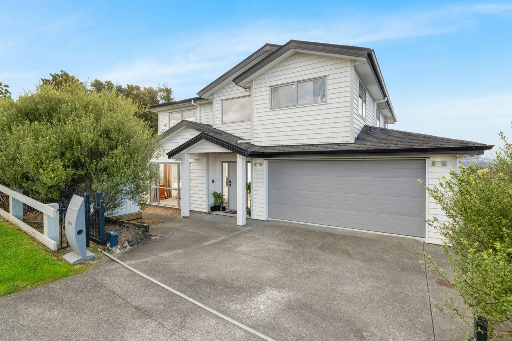 Elevated Sea Views & Flexible Family Living — slide 1