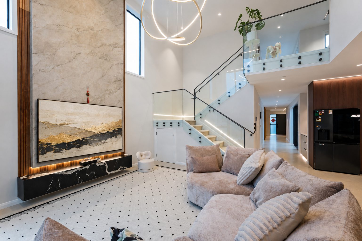 6-Metre High Ceillings! Coastal Living! — slide 2