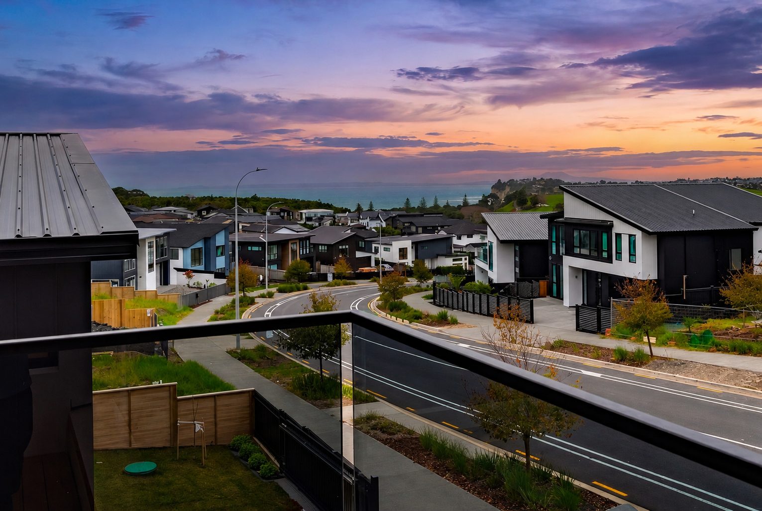 6-Metre High Ceillings! Coastal Living! — slide 33