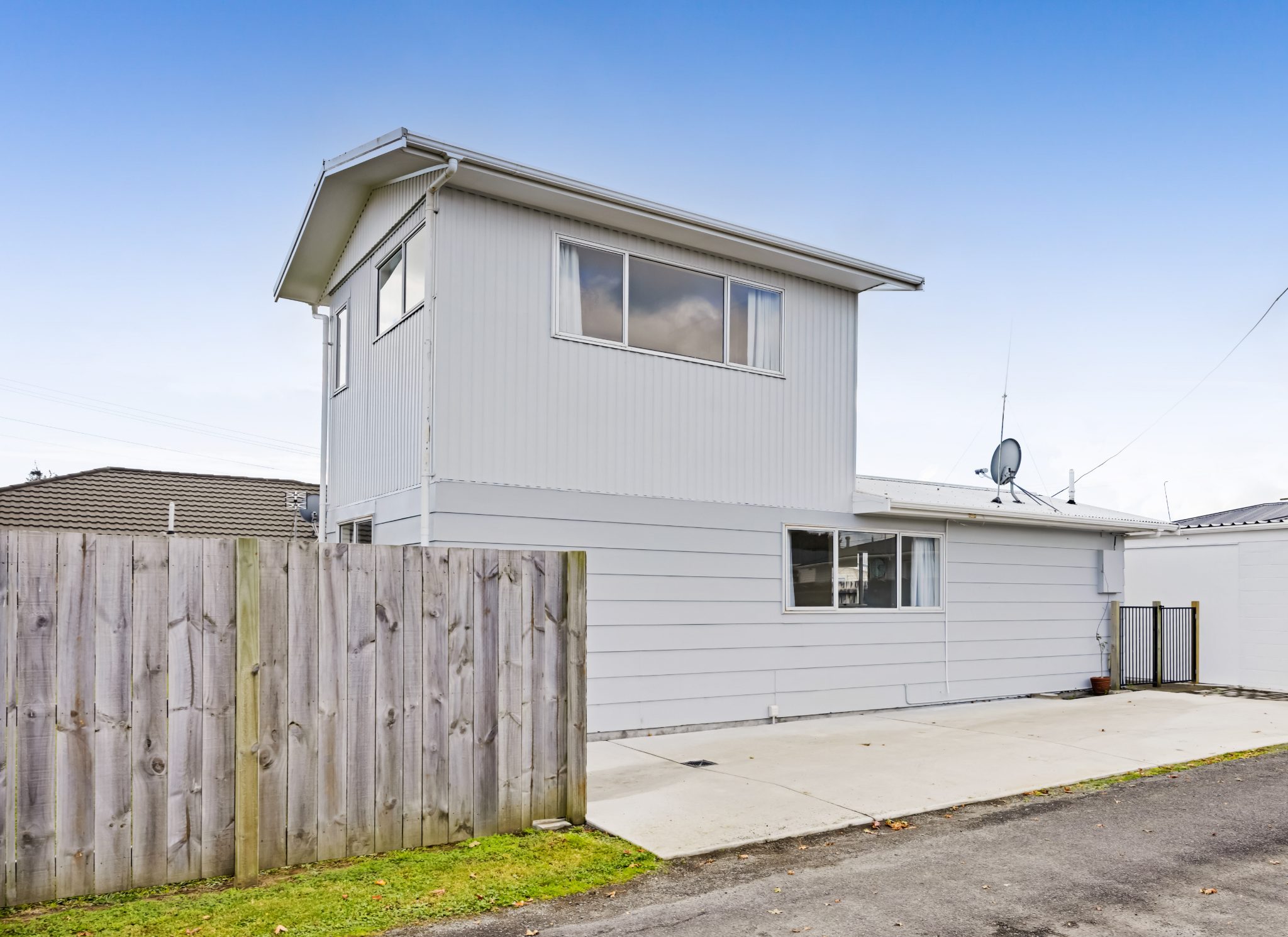Freehold 2 Bedroom Home in a Handy Location — slide 2