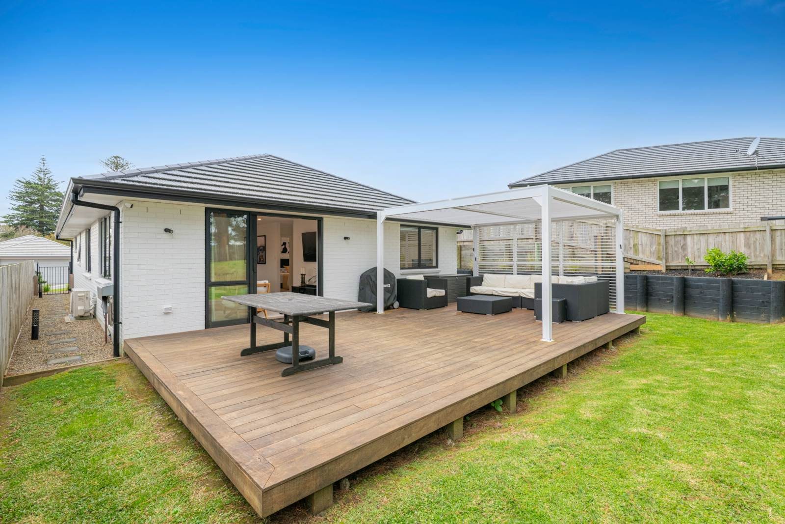 Modern home with rural views — slide 36