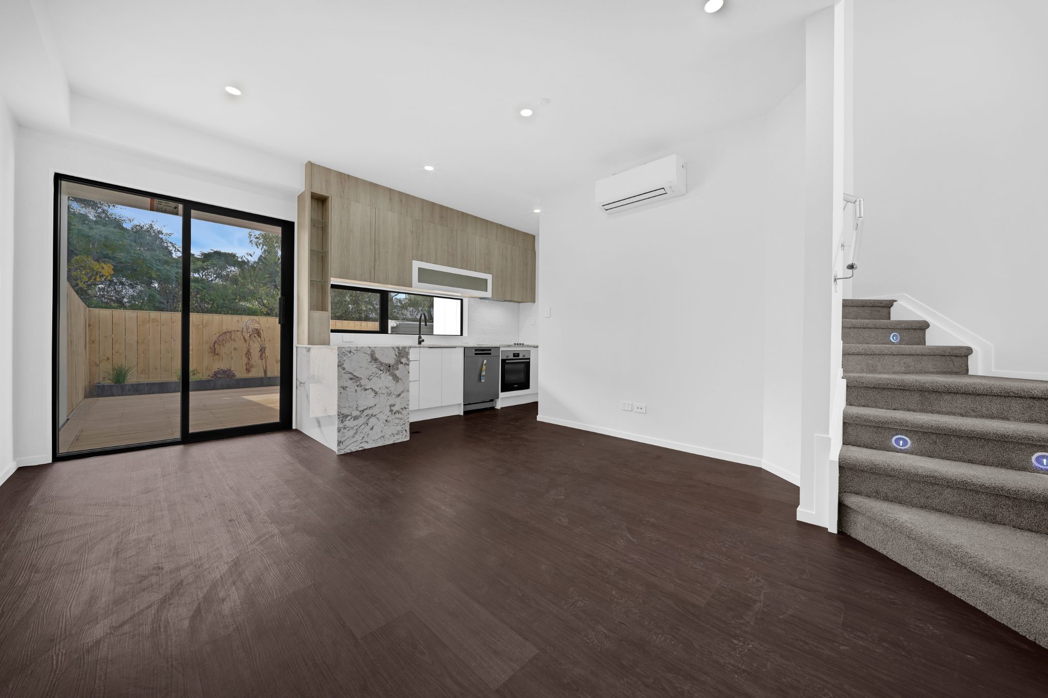 Stylish 3 Bed + Study Townhouse in Prime Birkdale — slide 2