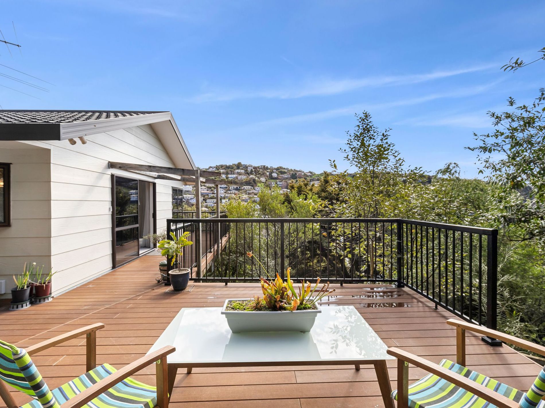Modernised, Move In Ready With City Convenience — slide 2