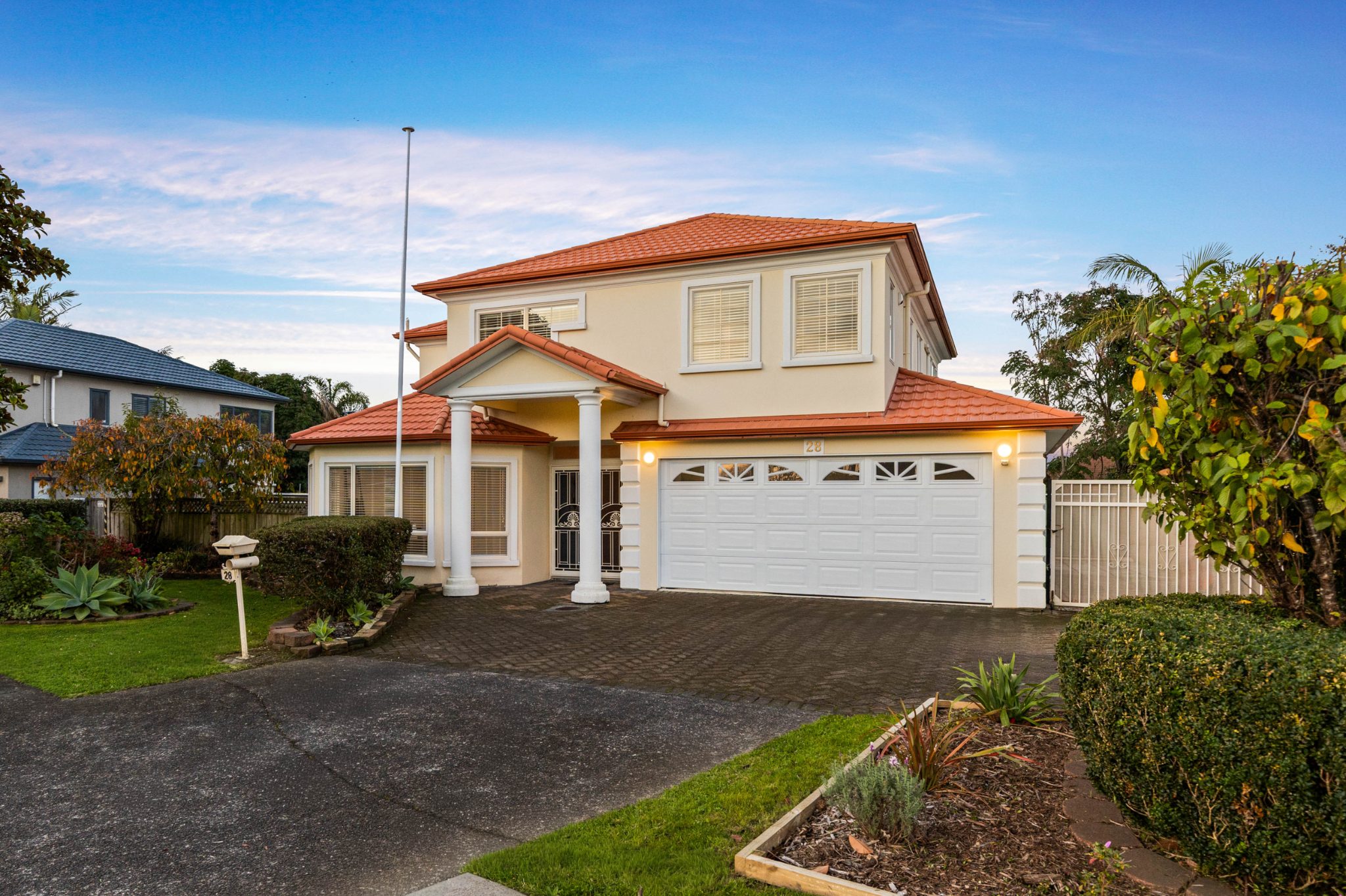 FREESTANDING, LARGE, EXECUTIVE HOUSE — slide 1