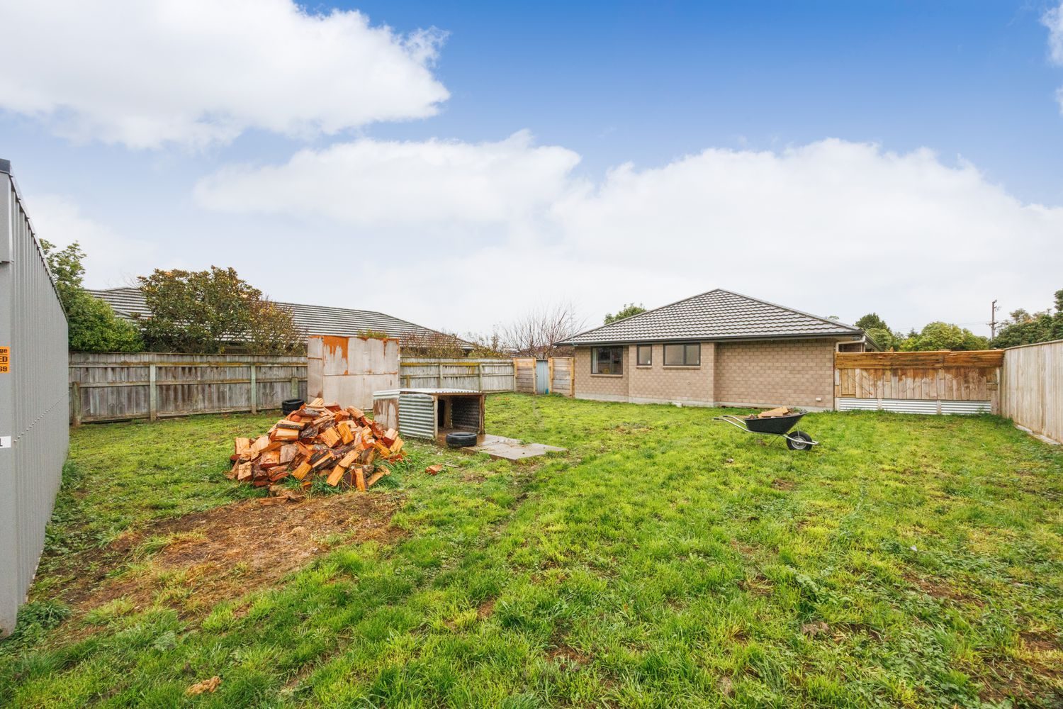 1,206m² Section - Spacious 4 Bedroom Brick Home! — slide 28