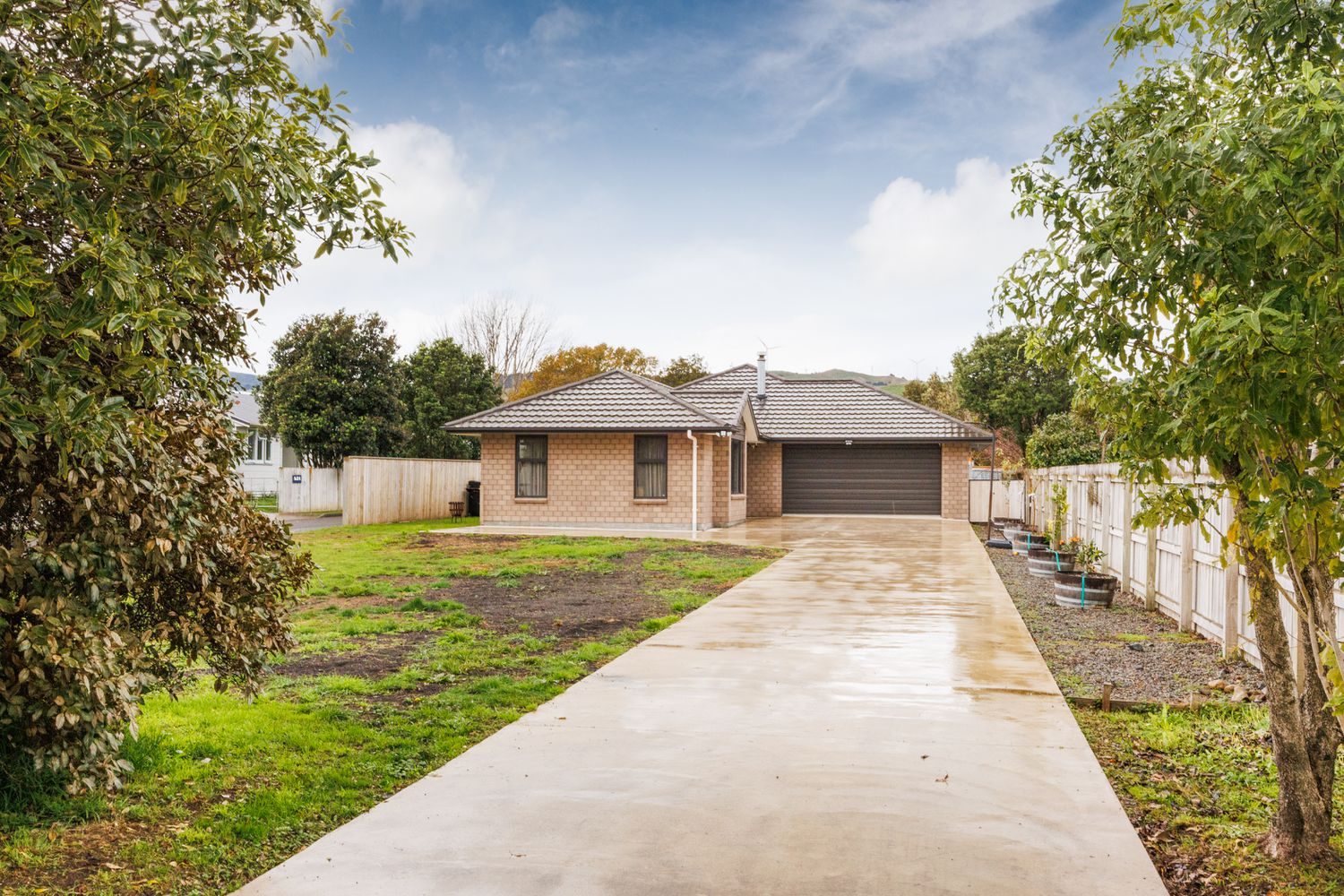 1,206m² Section - Spacious 4 Bedroom Brick Home! — slide 1