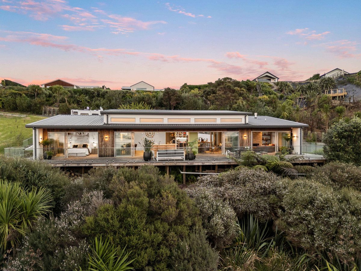 International Style, Coastal Kiwi Living — slide 1
