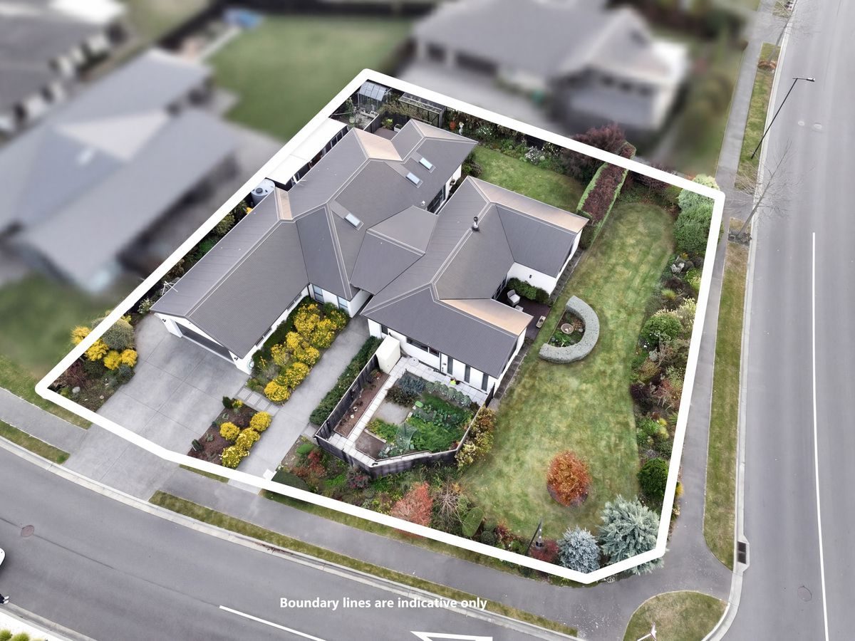 Sophisticated Family Living , 4 car garaging! — slide 2