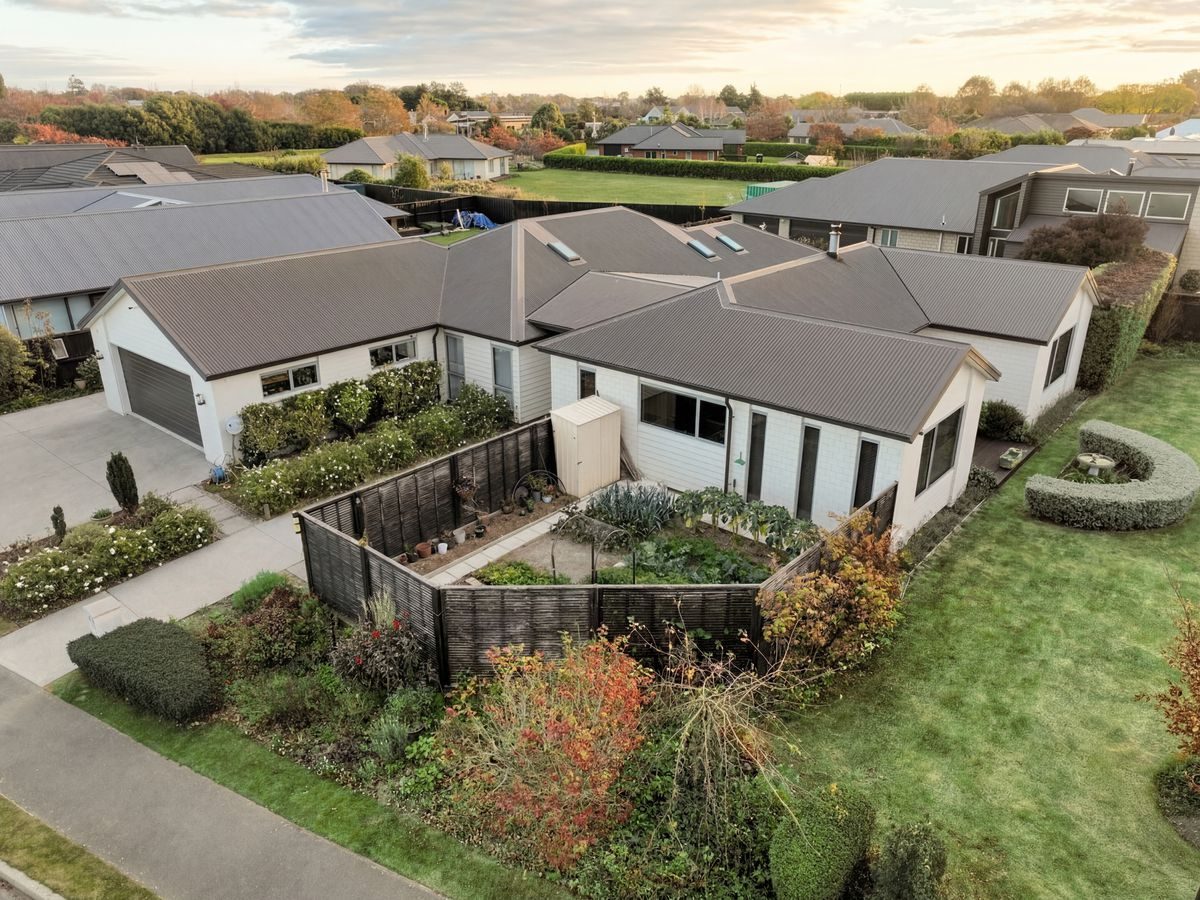 Sophisticated Family Living , 4 car garaging! — slide 40